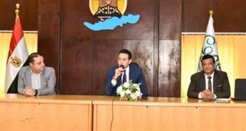 نائب محافظ الفيوم يجتمع بممثلي الشركات والجمعيات الأهلية العاملة في مجال "جمع ونقل المخلفات"