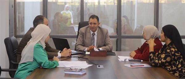 محافظ دمياط يبحث تطوير ورفع كفاءة سوق الخضروات والفاكهة والأسماك بفارسكور