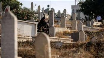 ما حكم دفن الرجال مع النساء في مقبرة؟