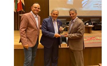   منح درع المرشدين السياحيين العرب للدكتور محمد الكحلاوى 