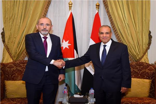 وزير الخارجية يلتقي نظيره الأردني ويبحثان تعزيز العلاقات الثنائية والتطورات الإقليمية