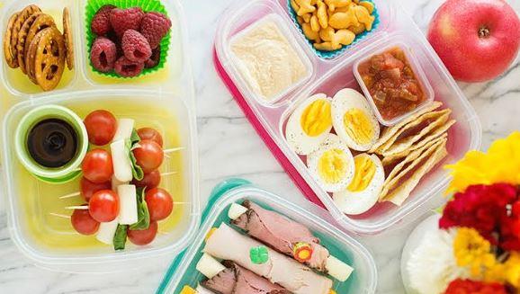 مع اقتراب الدراسة.. طبيب أطفال يوضح قواعد إعداد لانش بوكس صحي للطفل