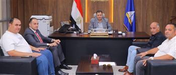 محافظ دمياط يبحث آليات توصيل المرافق للمنطقة الحرة بمدينة دمياط للأثاث