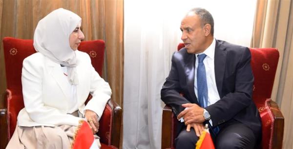 وزير الخارجية يلتقي نظيرته اليمنية ويبحث سبل دعم الاستقرار في اليمن وتعزيز العلاقات الثنائية