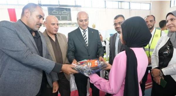 محافظ أسيوط يشهد توزيع 1000 حقيبة مدرسية للطلاب الأيتام والأولى بالرعاية