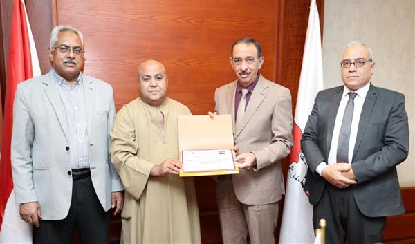 محافظ سوهاج يكرم مزارعي البصل الحاصلين على شهادات دولية