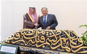   السعودية تهدي الأمين العام لجامعة الدول العربية قطعة من كسوة الكعبة المشرفة