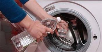تضعين الخل داخل الغسالة؟.. الحيلة المنزلية الشهيرة قد تضرها