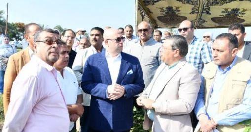 محافظ الفيوم يفتتح موسم جني القطن