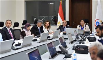  نائب وزير الصحة تعقد مائدة مستديرة حول صحة الأم وحديثي الولادة