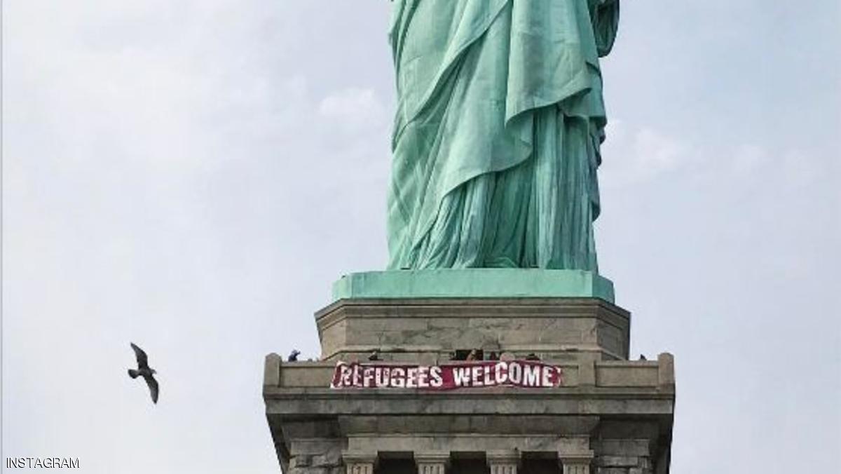   "مرحبا باللاجئين" لافتة مثيرة للجدل أعلى تمثال الحرية