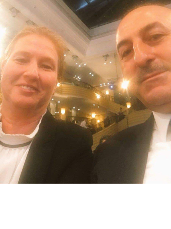   الإسرائيلية «صاحبة الرشوة الجنسية» تلتقط سيلفى مع وزير خارجية تركيا