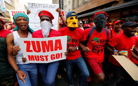   بالصور.. مظاهرات في جنوب إفريقيا بـ"السكاكين والحجارة"