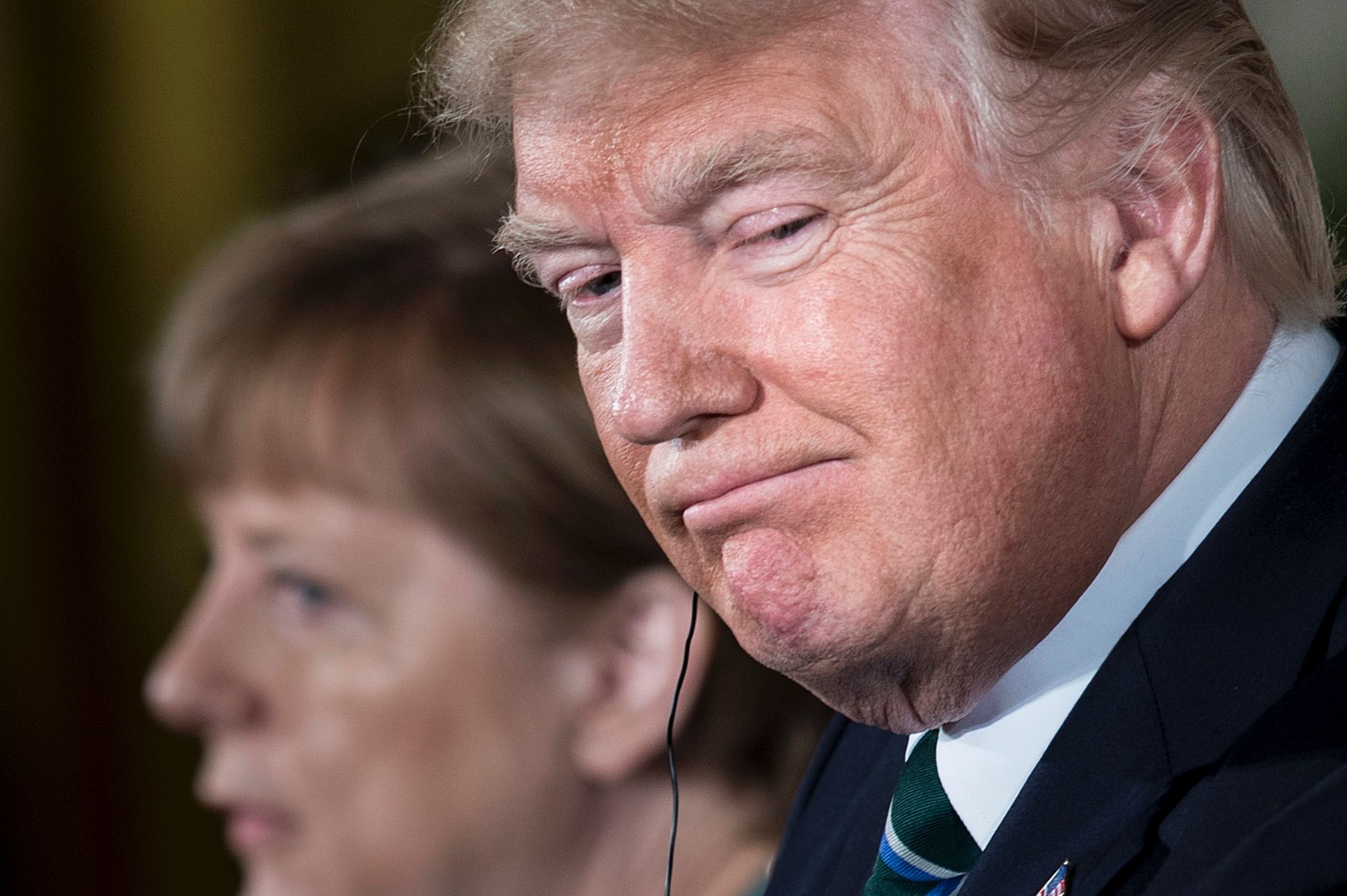   ترامب ينفى تسليم ميركل فاتورة بديون ألمانيا لـ "الناتو"