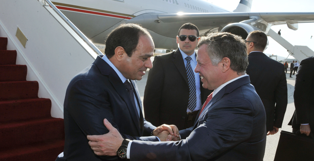   السيسي يصل إلى عمان للمشاركة في القمة العربية