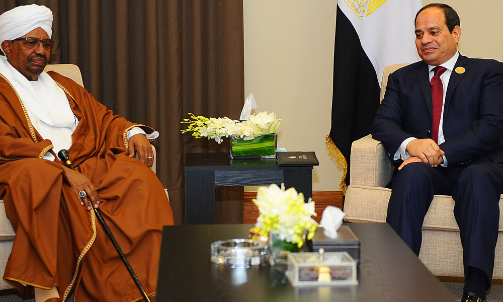   تفاصيل لقاء السيسى بالرئيس السودانى