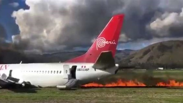   اندلاع النيران بطائرة ركاب في مطار "فرانسيسكو كارل" في بيرو