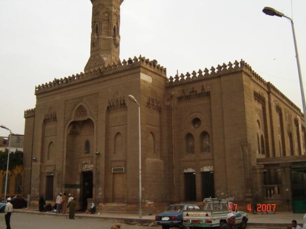   الآثار: تحقيقات للكشف عن مرتكبي واقعة سرقة باب مقصورة مسجد الإمام الشافعي