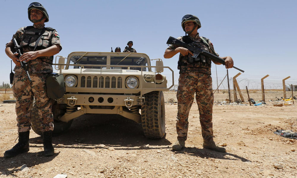     القوات المسلحة الأردنية قلقة من اللاجئين وتتوعد باستخدام السلاح ضد من يحاول اجتياز حدودها