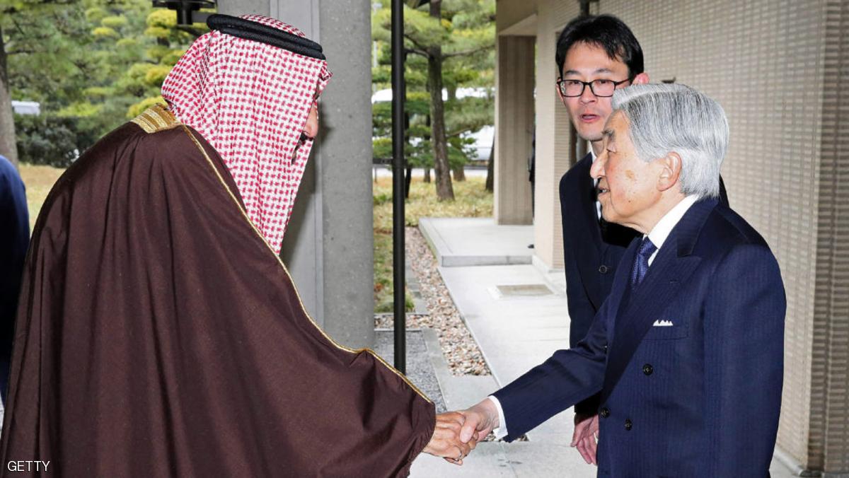   إمبراطور اليابان يسلم العاهل السعودي وسام "زهرة الأقحوان"