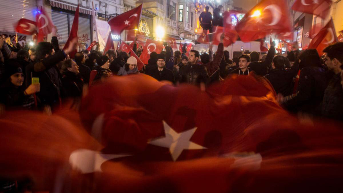  رد تركيا "الشديد".. نزع علم هولندا من على قنصليتها بإسطنبول