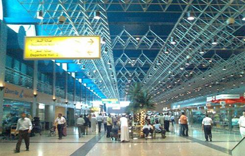   جمارك مطار القاهرة تضبط 150 عملة أثرية فلسطينية داخل طرد