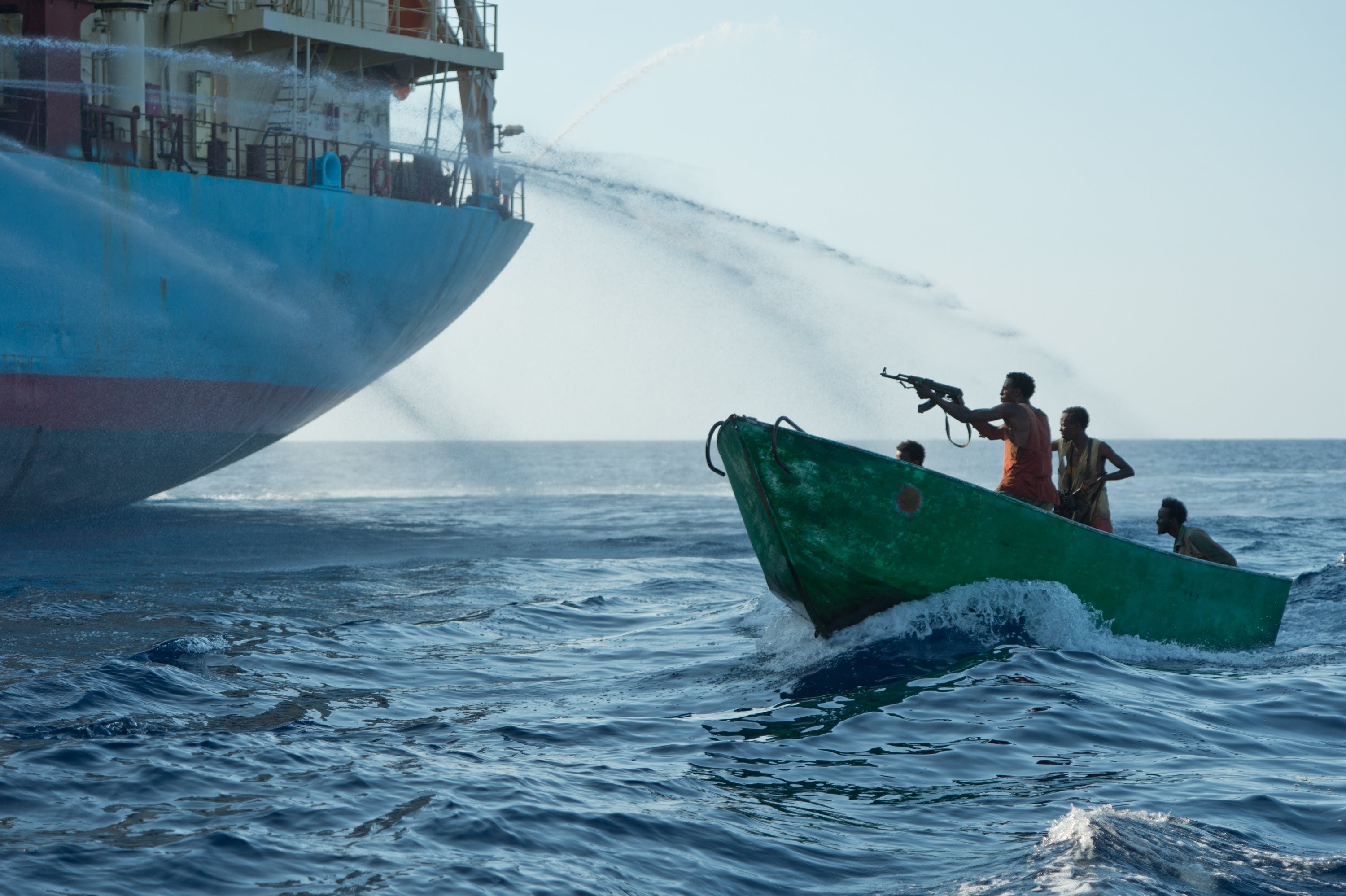   قراصنة صوماليون يخطفون سفينة وقود