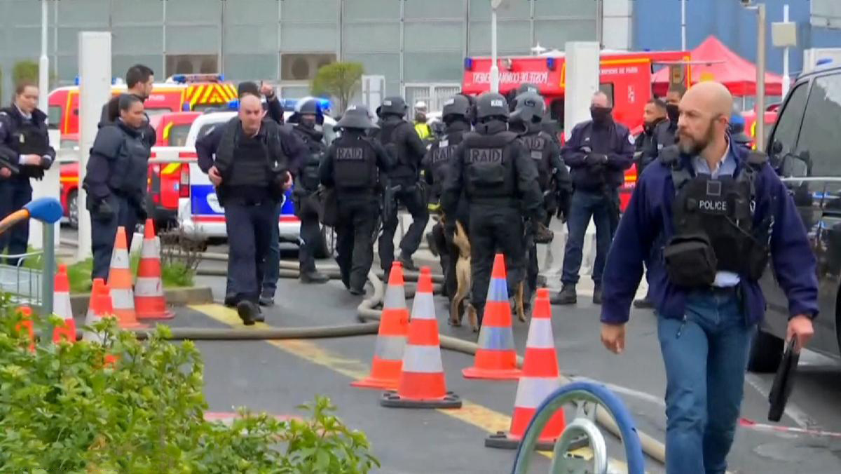   إخلاء مطار أورلي بباريس بعد مقتل شخص حاول الاستيلاء على سلاح جندي