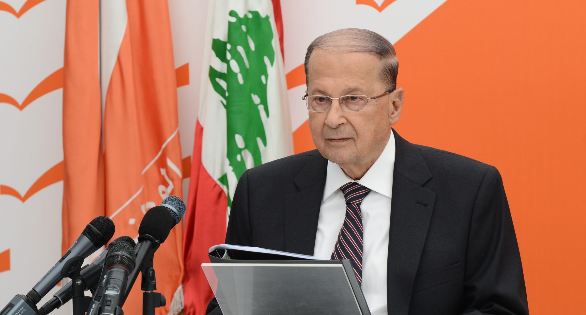   شاهد| سقوط الرئيس اللبنانى فى القمة العربية