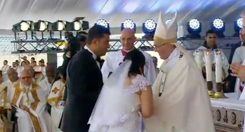   بابا الفاتيكان يبارك زواج عروسين باستاد الدفاع الجوى