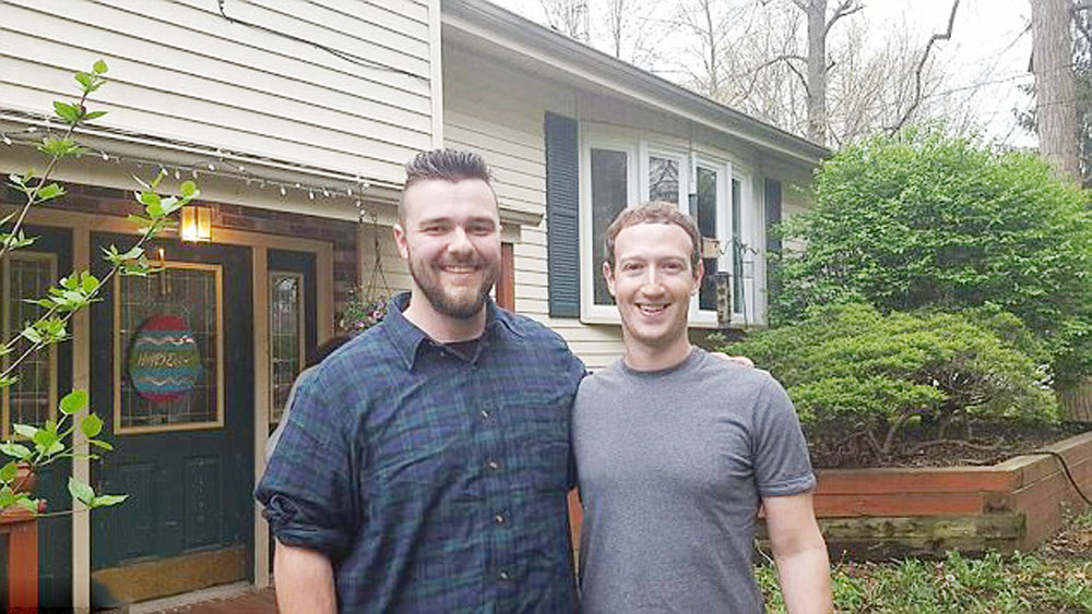   مؤسس «فيسبوك» يزور عائلة فى ولاية أوهايو