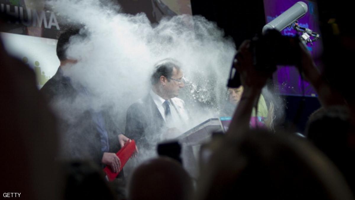   شخص يلقي كيس طحين على المرشح الرئاسي فرانسوا فيون قبيل إلقائه خطاب بستراسبورج