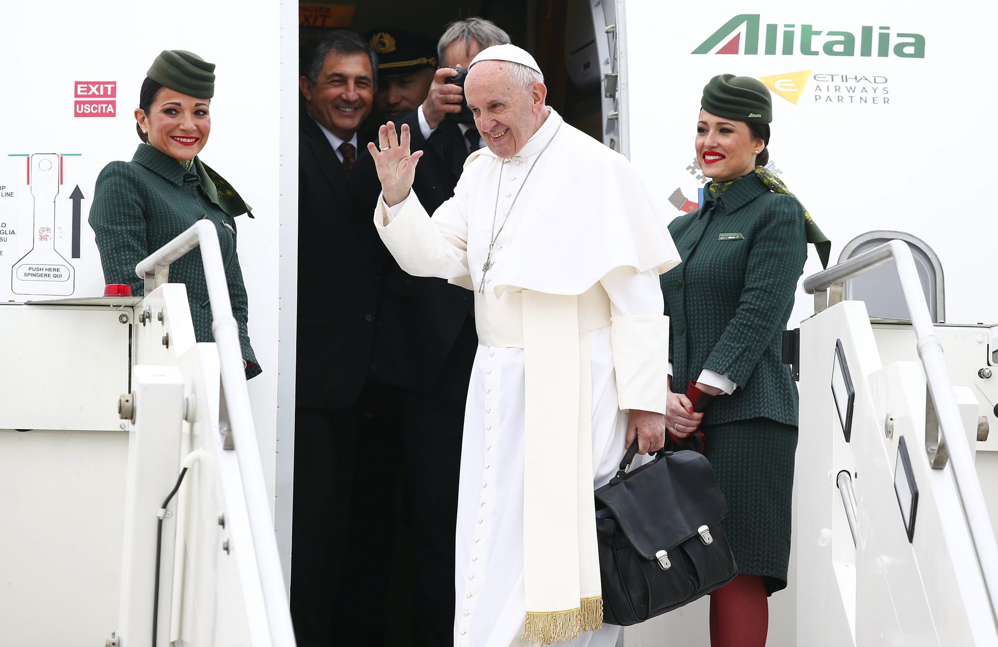   عاجل| رئيس الوزراء يستقبل بابا الفاتيكان بمطار القاهرة