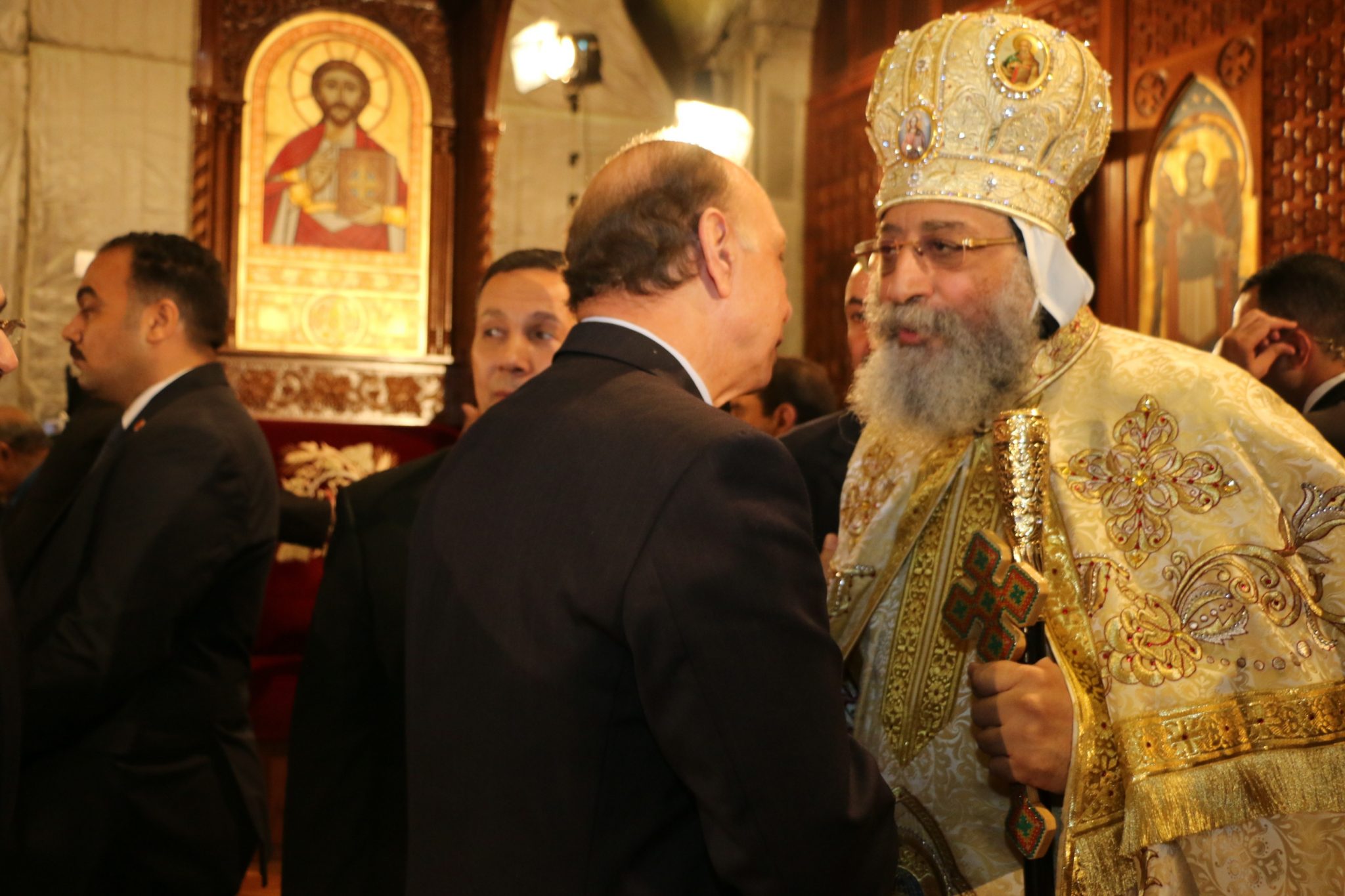   محافظ القاهرة يشارك الأرمن الأرثوذكس قداس عيد القيامة