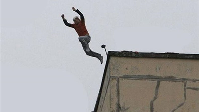   موظف يحاول الانتحار من شرفة شقته في الإسكندرية