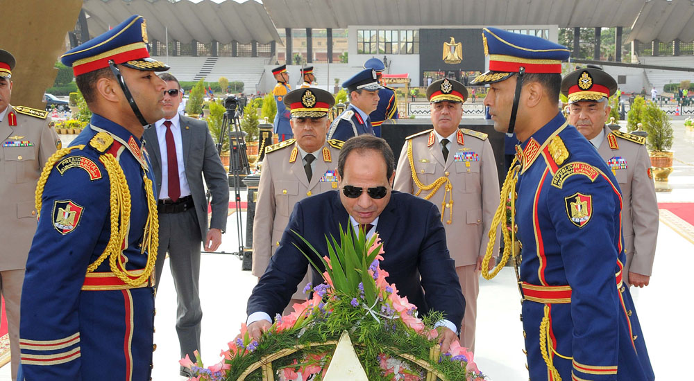  الرئيس يضع إكليل من الزهور على النصب التذكاري لشهداء القوات المسلحة بمناسبة ذكري تحرير سيناء