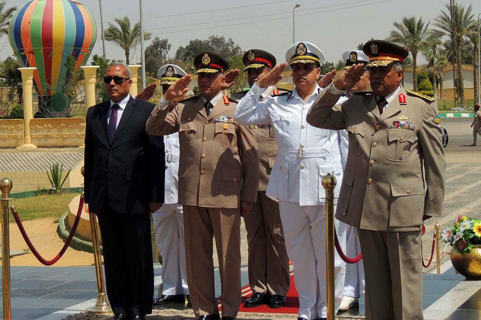   محافظ السويس وقائد الجيش الثالث ومدير الأمن أكاليل الزهورعلي قبر الجندي المجهول بمناسبة عودة سيناء