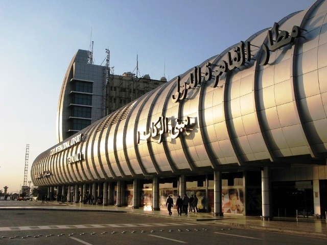   جمارك مطار القاهرة تحبط محاولة تهريب أحجار كريمة