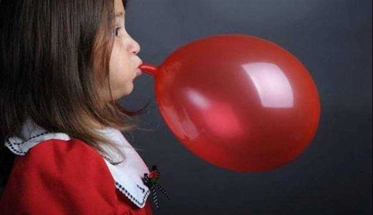   احذر: نفخ البالون بالفم خطر على طفلك!