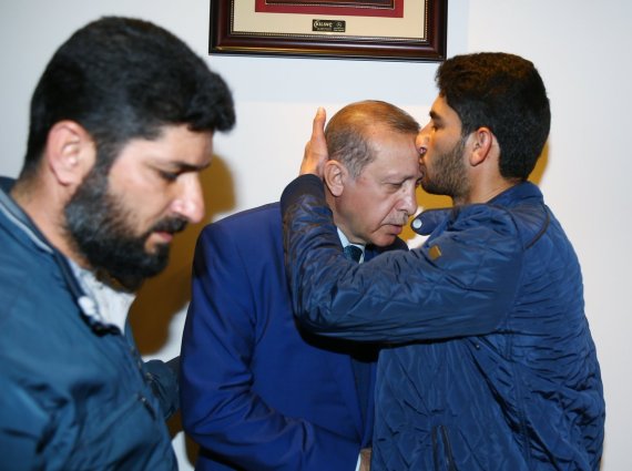   أردوغان يستقبل الشاب السورى "والد التوأم" الذى فقد ٢٥ شخص من عائلته