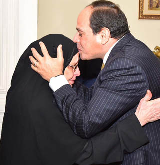   السيسى يحتضن أسرة الشهيد أحمد صلاح الدين مالك
