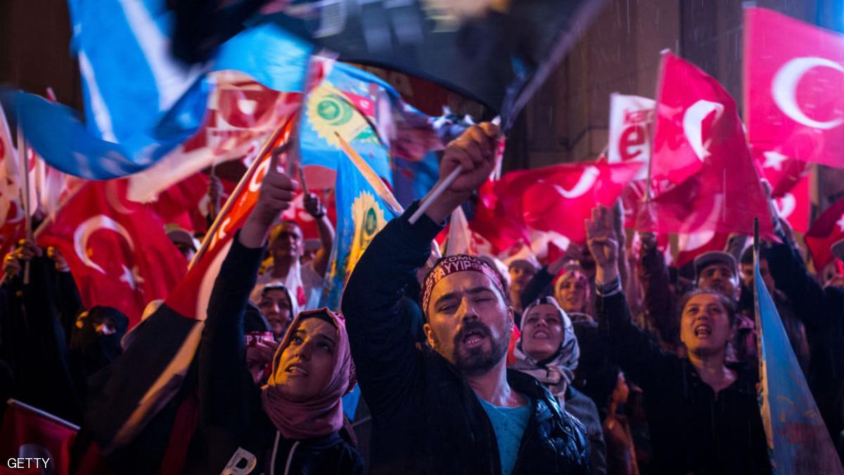   مظاهرات في تركيا رفضا لنتيجة الاستفتاء على توسيع سلطات أرودغان
