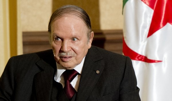   الرئيس الجزائري يؤكد تضامن بلاده مع مصر للقضاء على آفة الإرهاب