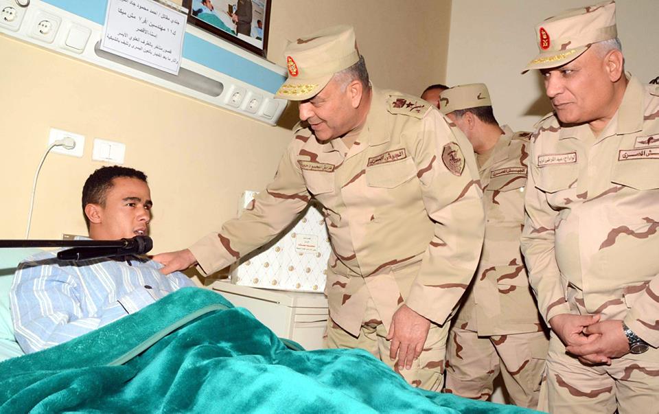   حجازى يتابع الحالة الصحية لمصابى العمليات الإرهابية بمستشفيات القوات المسلحة‎