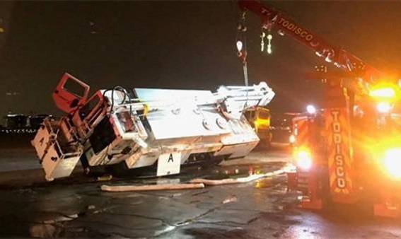   إصابة 8 في اصطدام طائرة بشاحنة بمطار لوس أنجلوس