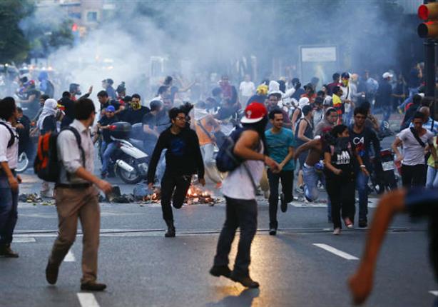   فنزويلا: متظاهرون يحطمون تمثال هوجو تشافيز