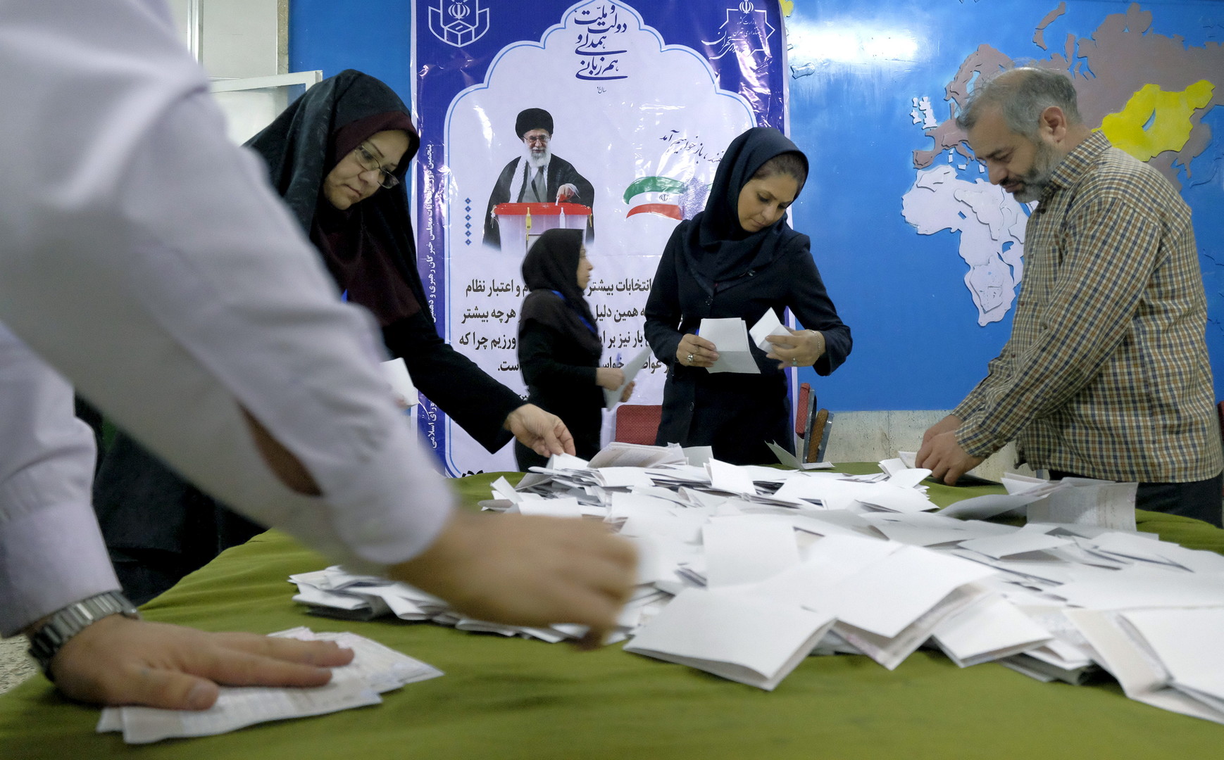   ‫الإيرانيون‬ يواصلون الإدلاء بأصواتهم فى انتخابات الرئاسة