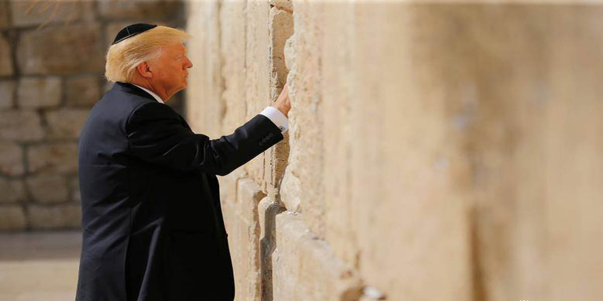   صور| بالطاقية اليهودية.. ترامب يضحك على حائط المبكى