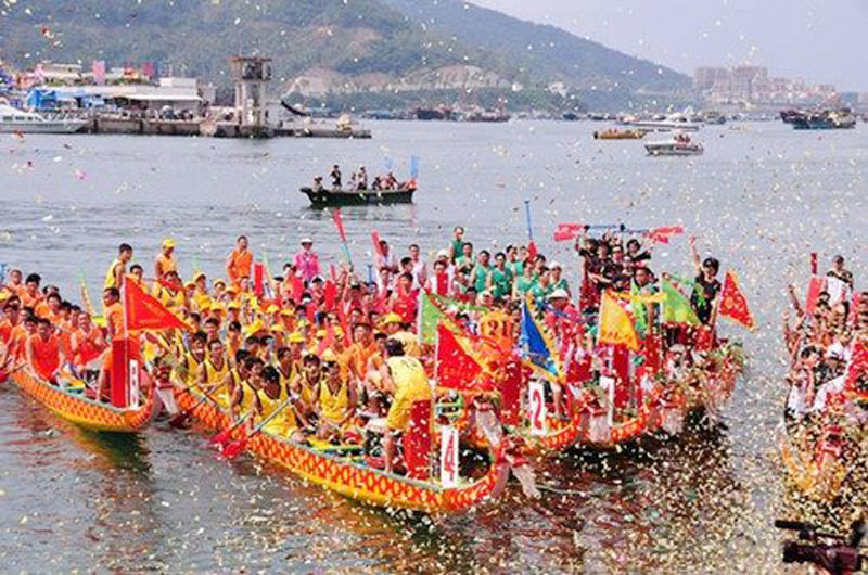   الصينيون يحتفلون بمهرجان قوارب التنين