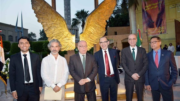   وزير الثقافة يزيح الستار عن تمثال "أجنحة المكسيك" بالأوبرا